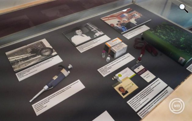 Karikó Katalin Nobel-díjas biokémikus, a Szegedi Tudományegyetem (SZTE) professzora életéről és kutatásairól szóló, Forever Forward (Örökké előre) című kiállítás részlete a Josephinumban, a Bécsi Orvostörténeti Múzeumban, 2025 (Fotó: MTI/Filep István)