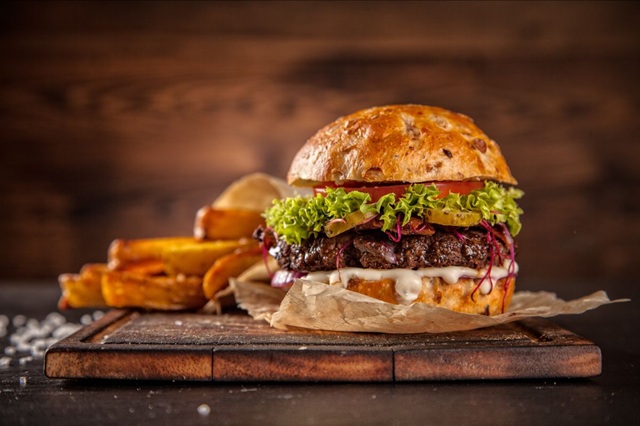 Hamburger sült burgonyával (Fotó: TV Paprika)