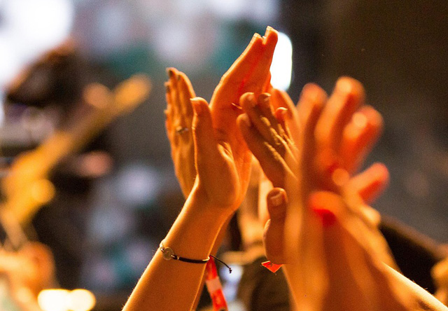 Tapsolnak egy koncerten (Fotó: Pixabay)