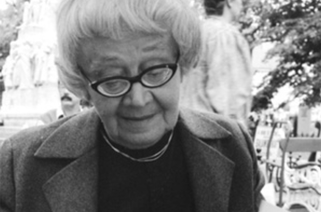 Károlyi Amy (1909-2003) József Attila-díjas magyar költő, műfordító a Könyvhéten Weöres Sándor kötetét és fotóját szemléli, 1990 (Fotó: Wikimedia)