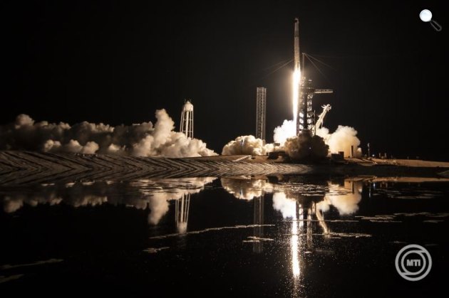 A SpaceX amerikai űrkutatási magánvállalat Falcon 9-es rakétájával összekapcsolt Crew Dragon személyszállító űrhajót a floridai Cape Canaveral Kennedy Űrközpontjában 2025. június 25-én. (Fotó: MTI/Axiom Space)