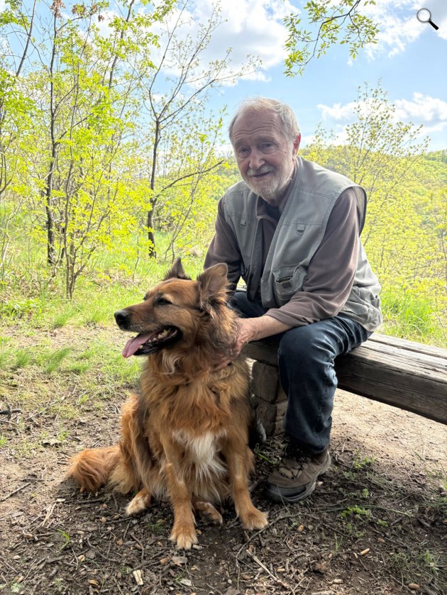 dr. Juhász Árpád geológus, a hazai természettudományos ismeretterjesztés egyik legjelentősebb alakja a kutyájával, Dodóval, 2025 (Fotó: @Juhász Árpád/Facebook)