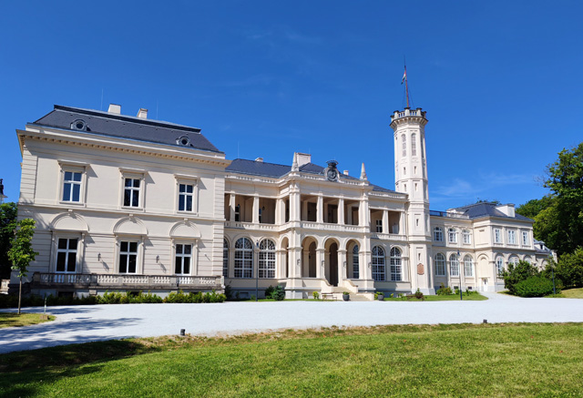 Füzérradvány büszkeségéhez, a Károlyi-kastélyhoz egy mesebeli fenyősoron áthaladva jutunk el (Fotó: Cultura.hu/Kibelbeck Mara)