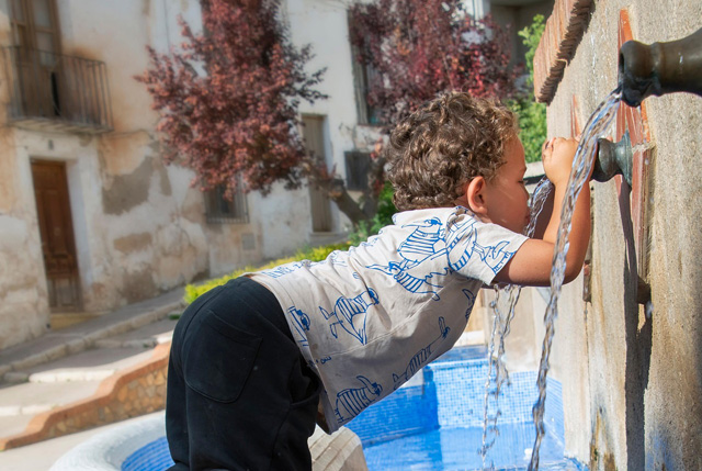 Kisgyerek szomjasan iszik a nyári melegben (Fotó: Pixabay)