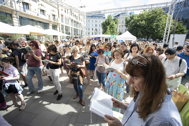 Ünnepi Könyvhét - olvasó résztvevők a rendezvényen, 2024 (Fotó: MKKE)