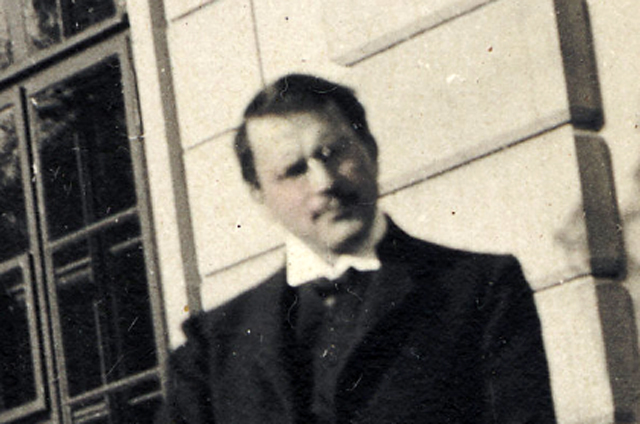 Carl Gustav Jung (1875-1961) pszichiáter, pszichológus, analitikus a zürichi Burghölziben található épület előtt, 1910 (Fotó: Wikimedia/Library of Congress)