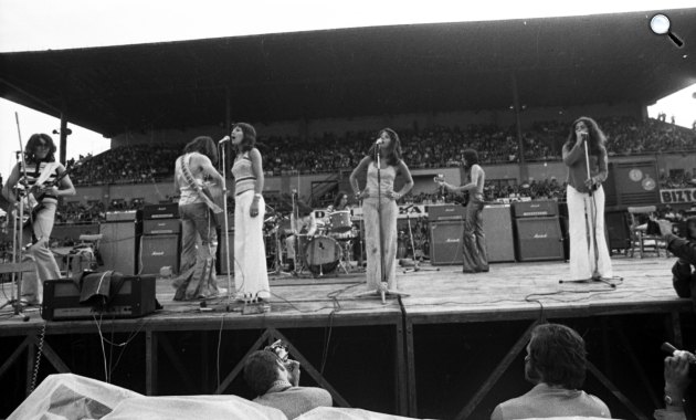 Rockfesztivál. A Generál együttes és a Mikrolied vokál fellépése, elöl Herczku Annamária, Bódy Magdi és Várszegi Éva, 1973 (Fotó: Fortepan/Urbán Tamás)