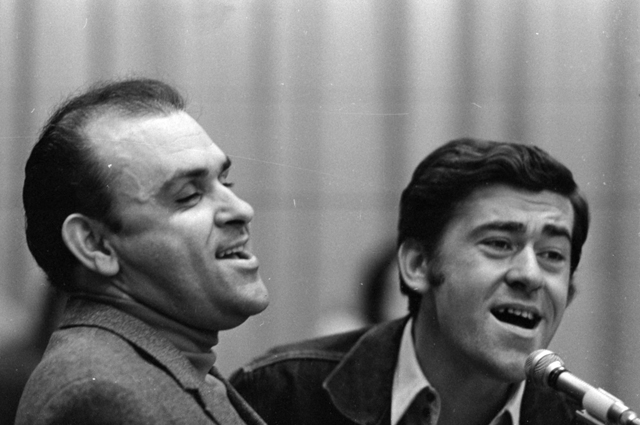 Hofi Géza humorista és Koós János énekes duettje, 1974 (Fotó: Fortepan/Szalay Zoltán)