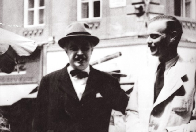 Hunyady Sándor és Kemény János az erdélyi írók könyvnapi sátoránál a Szervita téren, 1939 (Fotó: Wachter Klára/PIM/Europeana.eu)