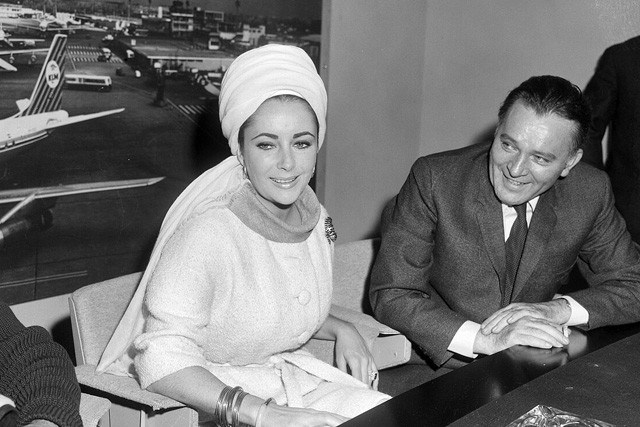 Elizabeth Taylor és Richard Burton a Schiphol reptéren, 1965 (Fotó: Joop van Bilsen/Anefo)