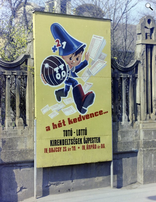 TOTO- és Lottóhirdetés Budapesten, 1977 (Fotó: Fortepan/FŐFOTÓ)