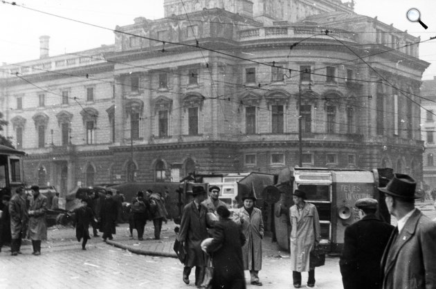 A Nemzeti Színház a Blaha Lujza téren, előtte felborított villamosok az 1956-os forradalom idején, 1956 (Fotó: Fortepan/Pesti Srác2)