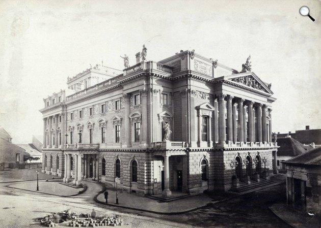Népszínház (a későbbi Nemzeti Színház) a mai Blaha Lujza téren a Rákóczi (Kerepesi) út felől nézve, Budapest, 1875 (Fotó: Fortepan / Budapest Főváros Levéltára / Klösz György fényképei)