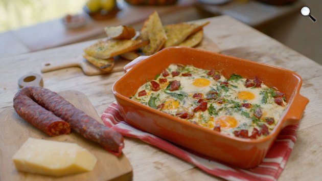 Sült tojás tejszínes spenóttal, chorizóval és parmezánnal (Fotó: TV Paprika)