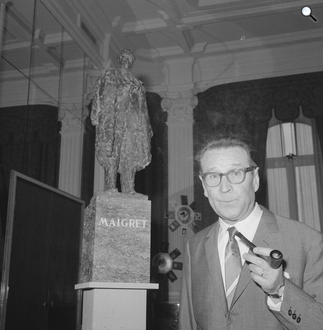 Georges Simenon író a Maigret-szobor mellett, Amszterdam, 1966 (Fotó: Joost Evers/ Fotocollectie Anefo) 