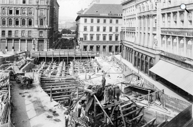 Az épülő kisföldalatti a Gizella (a mai Vörösmarty) téren (Fotó: Klösz György/Vasárnapi Ujság 1896. 17. szám)