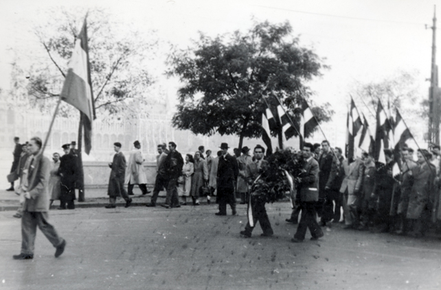 Műegyetemisták vonulnak a Bem József tér felé 1956. október 23-án. Háttérben a Parlament, 1956. október 23. (Fotó: Fortepan/Horváth János és családja)