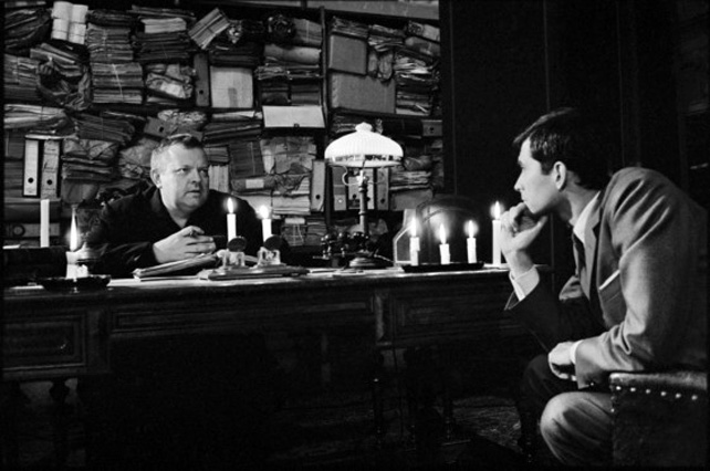 A tárgyalás - Anthony Perkins színész és Orson Welles színész-rendező a forgatáson, 1962 (Fotó: Wikimedia)