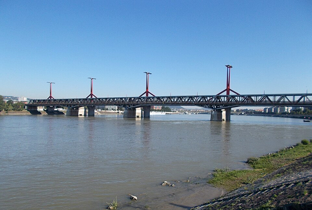 Déli vasúti híd és a Rákóczi híd a Valyo kikötő felől, Ferencváros, Budapest, 2018 (Fotó: Wikimedia)