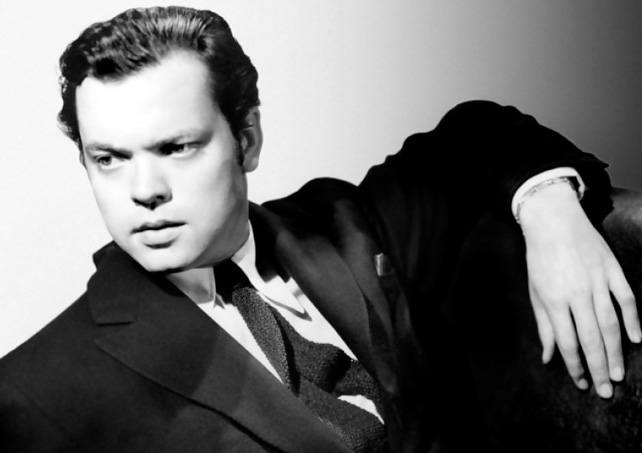 Orson Welles (1915-1984) Oscar- és háromszoros Grammy-díjas színész, rádiós, színházi és filmrendező, a 20. század első felének talán legkülönösebb közéleti figurája, 1942 (Fotó: RKO Radio Pictures)