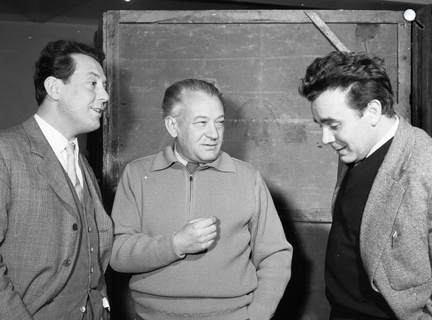 Kállai Ferenc és Szirtes Ádám színművészek, közöttük Darvas József író, 1961 (Fotó: Fortepan/Kotnyek Antal)