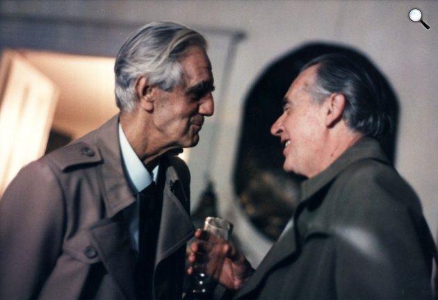 Mándy Iván (1918-1995) és Ottlik Géza (1912-1990) írók a Hajnali háztetők forgatásán, 1986 (Fotó: PIM/europeana.eu)
