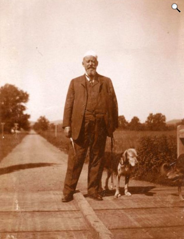 Teleki Sámuel kedvenc kutyájával a sáromberki határban, 1910 (Fotó: MNMKK Magyar Nemzeti Múzeum)
