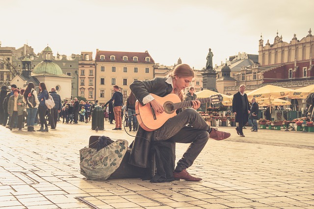 Egy utcazenész játszik Lengyelországban (Fotó: Pixabay)