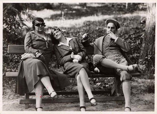 A Nemzeti Színház művészei országos turnén - Vízváry Mariska, Ághy Erzsi, Uray Tivadar, 1927 (Fotó: eclap.eu)