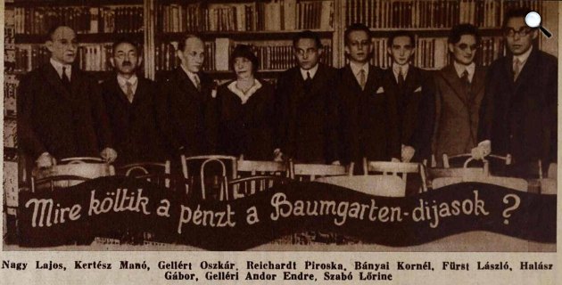 A Baumgarten díj kiosztása - 1932. évi díjasok (évdíj, 4000 pengő) és jutalomnyertesek (1000 pengő): Nagy Lajos (évdíj), Kertész Manó (jutalom), Gellért Oszkár (évdíj), Reichard Piroska (jutalom), Bányai Kornél (jutalom), Fürst László /1937-től Villányi László/ (jutalom), Halász Gábor (évdíj), Gelléri Andor Endre (jutalom), Szabó Lőrinc (évdíj). (Füst Milán nem szerepel a képen). 1932 (Fotó: Színházi Élet)