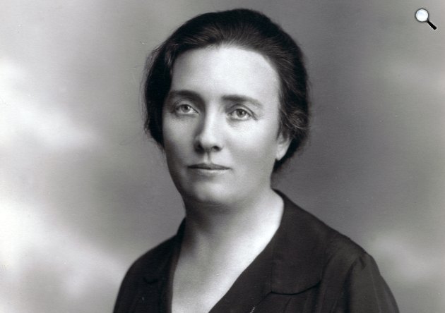 Kéthly Anna (1889-1976) magyar szociáldemokrata politikus, az Országgyűlés második női képviselője, 1925 (Fotó: Béla Brunhuber, wikimedia)