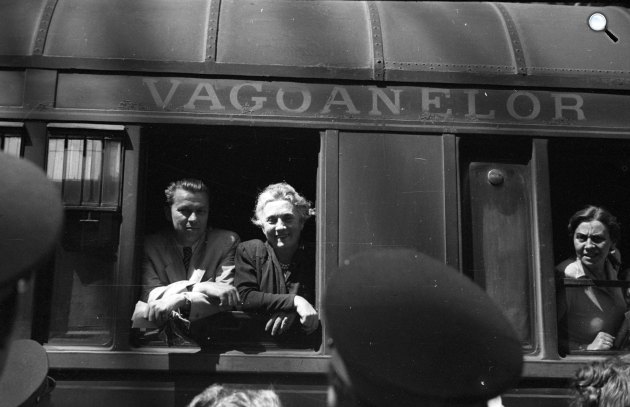 Bán Antal iparügyi miniszter és Kéthly Anna, a nemzetgyűlés alelnöke, akik szociáldemokrata konferenciára Zürichbe utaznak vonattal a Keleti pályaudvarból, 1947 (Fotó: Fortepan/Berkó Pál)