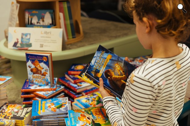 Könyvesboltban olvas egy kisgyerek (Fotó: Tolner Zsófia)