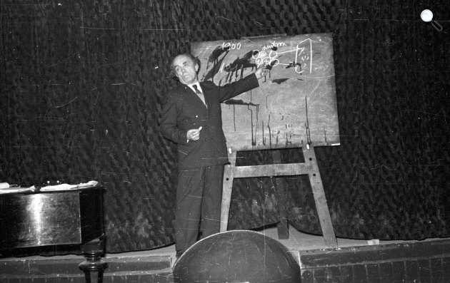 Öveges József (1895-1979) professzor, piarista szerzetes otthonában budapesti otthonában, 1956 (Fotó: Fortepan/Hámori Gyula)