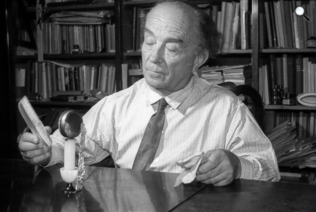 Öveges József (1895-1979) professzor, piarista szerzetes otthonában budapesti otthonában, 1958 (Fotó: Fortepan/FSZEK Budapest Gyűjtemény/Sándor György)