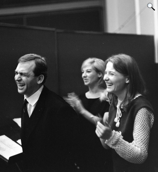 BÚÉK - 1966! A Rádió szilveszteri műsorának felvétele. Bodrogi Gyula, Géczy Dorottya és Törőcsik Mari színművészek, 1965 (Fotó: Fortepan/Szalay Zoltán)
