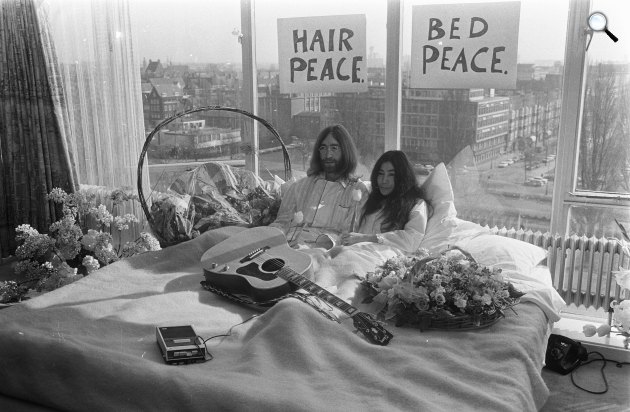 John Lennon és Yoko Ono performansza (Fotó: Wikimedia)