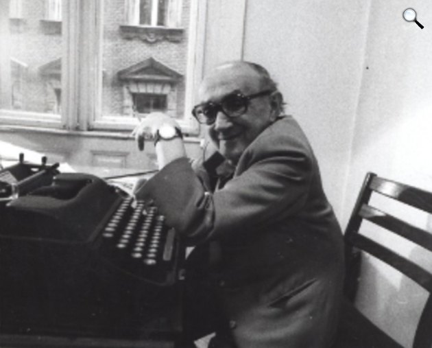 Királyhegyi Pál (1900-1981) magyar író, újságíró, humorista, forgatókönyvíró szerkesztőségi szobájában, 1970 (Fotó: PIM)