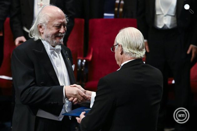 Krasznahorkai László író átveszi az életművével elnyert irodalmi Nobel-díjat XVI. Károly Gusztáv svéd királytól a 2025-ös Nobel-díjak átadási ünnepségén a stockholmi hangversenyteremben 2025. december 10-én. (Fotó: MTI/Koszticsák Szilárd)