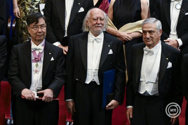 Krasznahorkai László irodalmi Nobel-díjas író mellett Szakagucsi Simon orvosi-élettani Nobel-díjas japán immunológus és Joel Mokyr a közgazdasági Nobel-emlékdíj kitüntetettje, amerikai-izraeli gazdaságtörténész, 2025 (Fotó: MTI/Koszticsák Szilárd)_