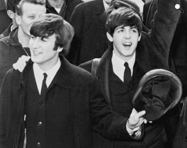 nnon és Paul McCartney, a Beatles frontemberei a Kennedy Airporton, 1964 (Fotó: Library of Congress)