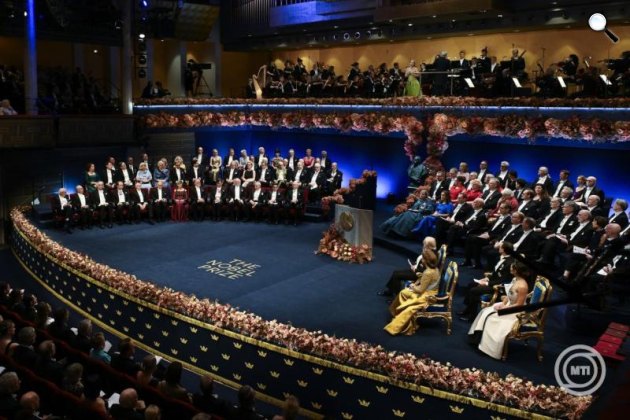 Résztvevők és díjazottak a 2025-as Nobel-díjak átadási ünnepségén a stockholmi hangversenyteremben 2025. december 10-én. Balról az első sorban az irodalmi Nobel-díjas Krasznahorkai László író (Fotó: MTI/Koszticsák Szilárd)