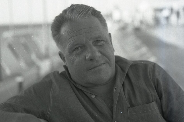 Lawrence Durrell (1912-1990) brit regényíró, költő, drámaíró, természetbúvár Izraelben, 1962 (Fotó: National Library of Israel/Boris Carmi)