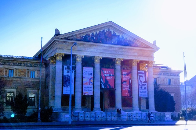 Műcsarnok - kortárs képzőművészeti múzeum a Hősök terén, Budapest (Fotó: Cultura.hu/Kibelbeck Mara)