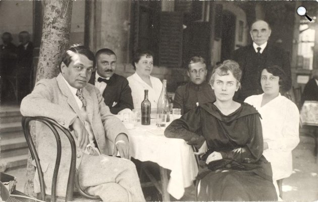 Bölöni György: Az igazi Ady - Ady Endre, Boncza Berta, Ady Lajos, Ady Lajosné Kaizler Anna, 1917 (Fotó: André Kertész/PIM/Cultura.hu