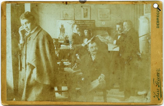 A Debreczeni Reggeli Újság szerkesztősége: Ady Endre, Zoltai Lajos, Tar Zoltán, Szini Péter, Drumár János, Fittler Jenő újságírók és Fazekas szedő (Fotó: Déri Múzeum/europeana.eu)