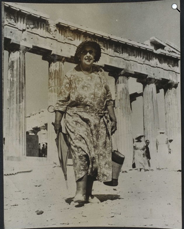 Dame Agatha Christie (1890-1976) író látogatása az Akropoliszon, 1958 (Fotó: National Media Museum/Flickr)