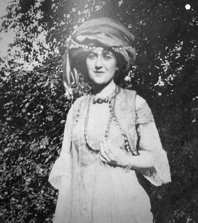 Agatha Christie (1890-1976) író látogatása Cockington Courtban, 1912 (Fotó: Mousetrap Theater Twitter)