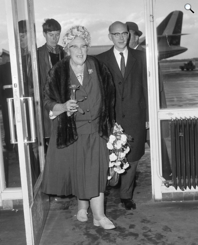 Dame Agatha Christie (1890-1976) író látogatása Shipsolban, Hollandia, 1964 (Fotó: Joop van Bilsen/Anefo)