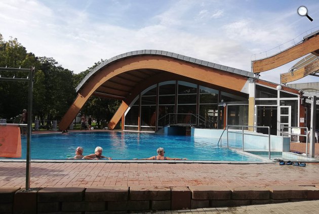 A bükfürdői gyógyvíz 4 kúton keresztül tör a felszínre, Bükfürdő (Fotó: Wikimedia/Solymári)